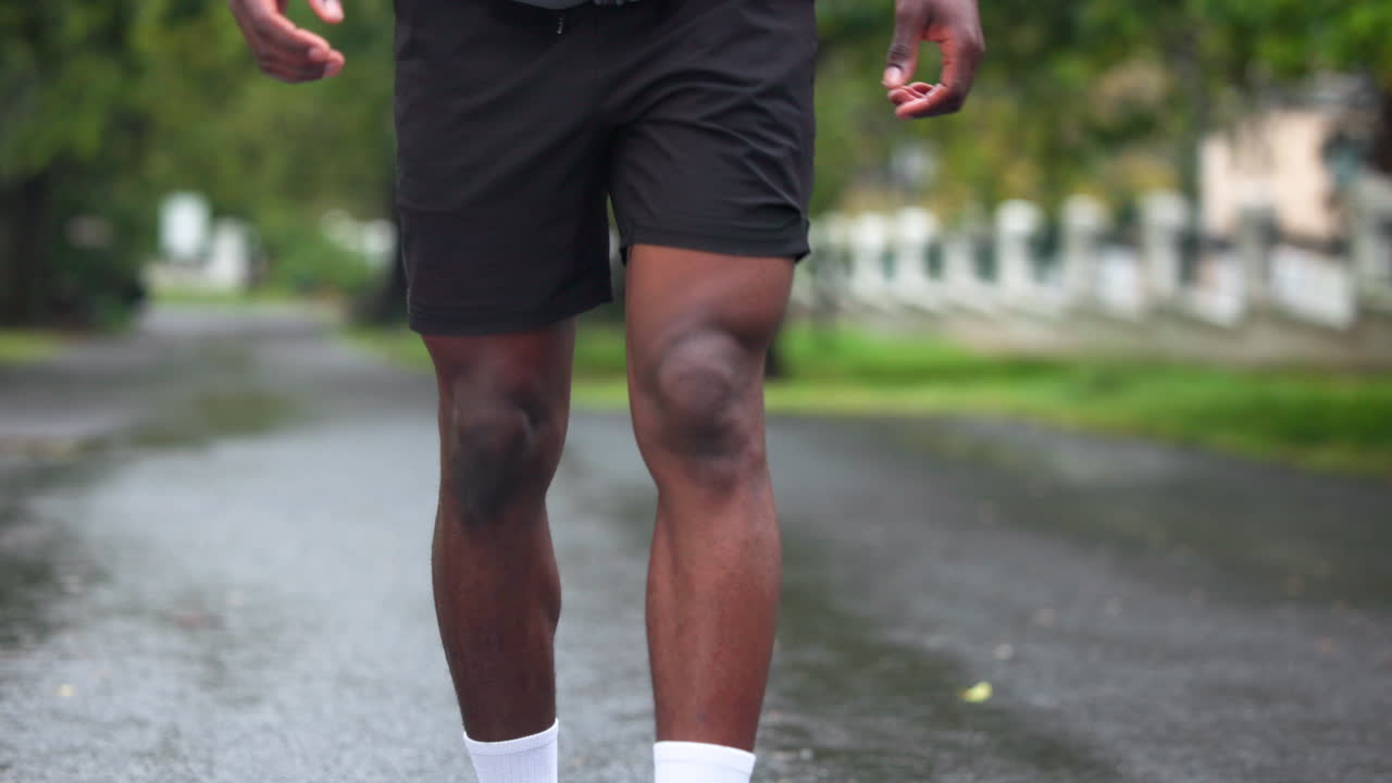 야외에서 무 통증이 있는 남자