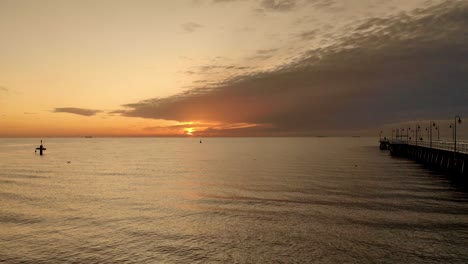 Hermoso-Amanecer-En-El-Lado-Del-Mar