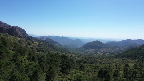 Antena---Montañas-Y-Sierra-De-Cádiz,-Andalucía,-España,-Gran-Tiro-Hacia-Adelante