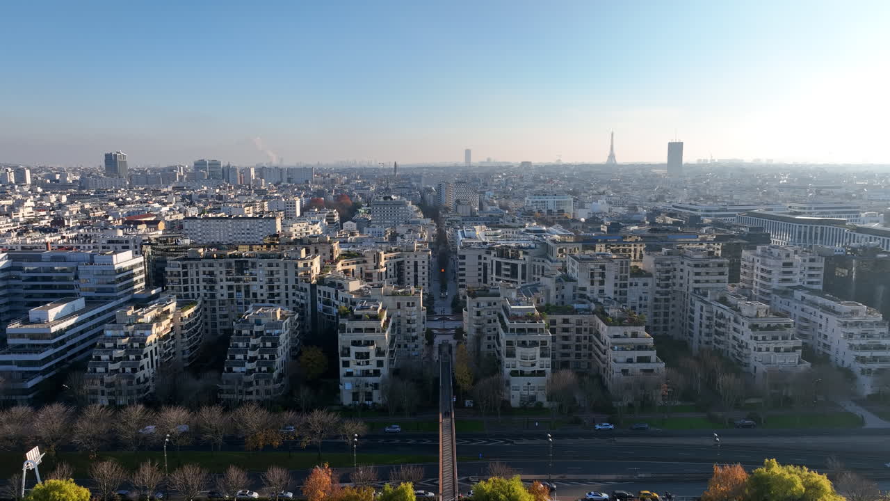 하늘에서 보는 파리: 오염, 역사, 고층 건물들이 독특한 풍경을 그린다.