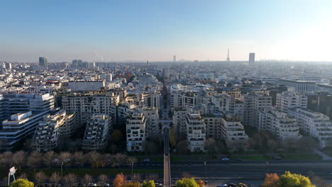 Paris-Aus-Der-Luft:-Umweltverschmutzung,-Geschichte-Und-Hoch-Aufragende-Gebäude-Bilden-Ein-Einzigartiges-Bild