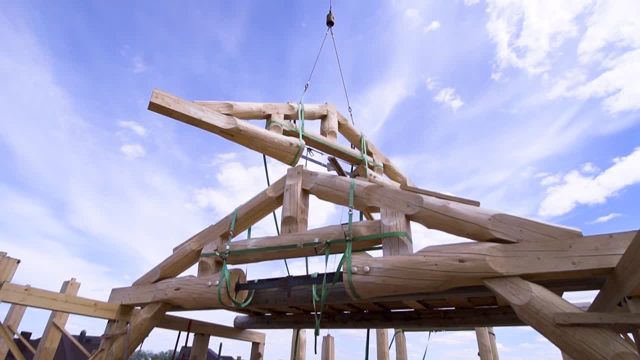 construcción de techos de cabañas de madera con grúa