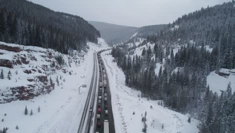 Luftaufnahmen-Eines-Schrecklichen-Staus-Auf-Der-I-70-In-Colorado