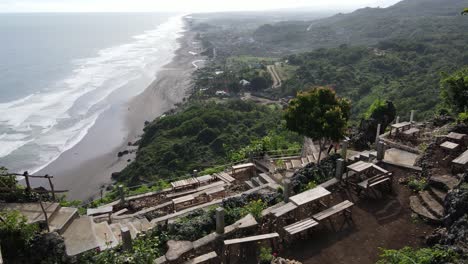 Shoka-Bukit-Senja-&quot;shoka-Bukit-Senja&quot;-Es-Un-Lugar-Para-Ver-La-Puesta-De-Sol-En-El-Acantilado-Y-Muestra-Una-Vista-De-La-Playa-De-Parangtritis-Desde-Lo-Alto-Del-Acantilado