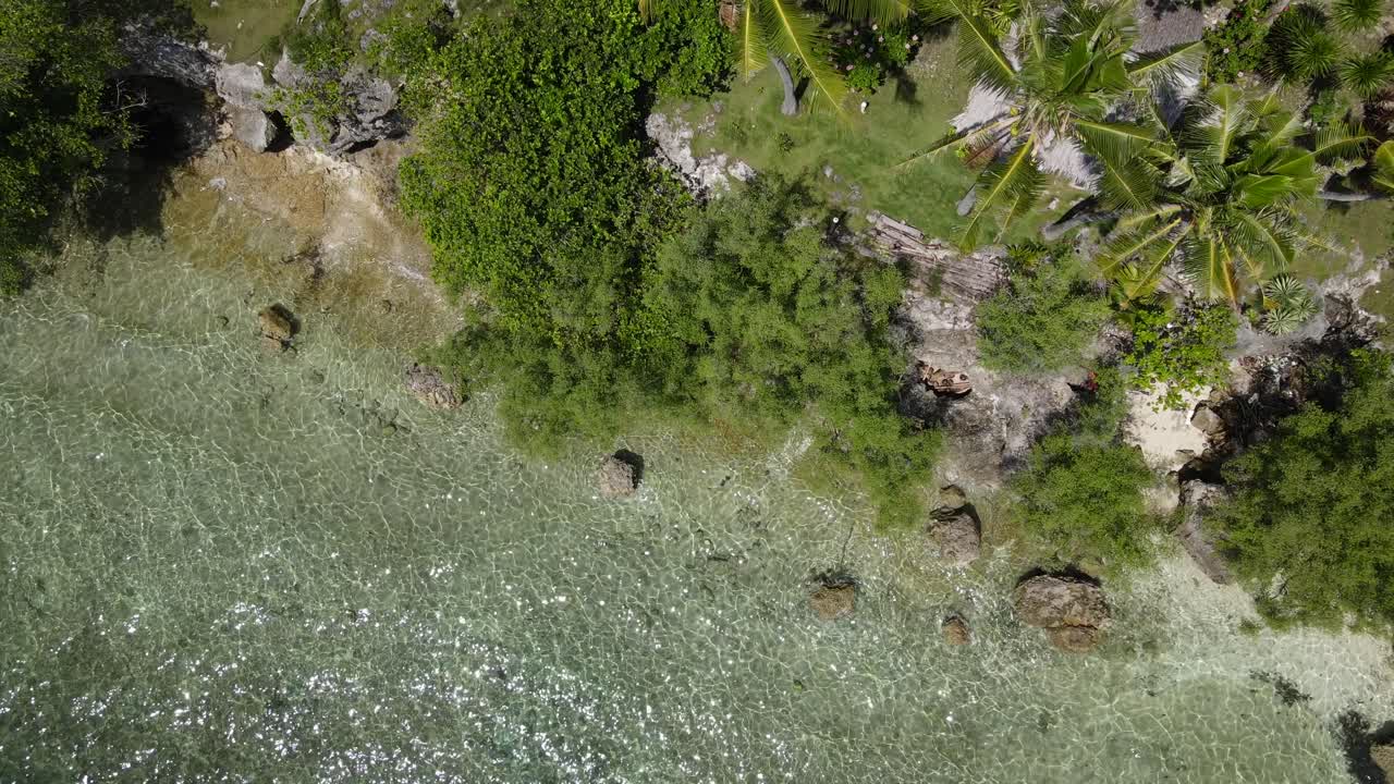 drone aéreo de arriba hacia abajo agua tropical limpia mar acantilado de la costa en filipinas paisaje asiático en verano, destino de viaje de la isla de cebu