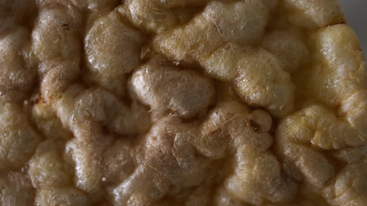 50p makro-slider-optagelse, der bevæger sig hen over en majskage set fra siden