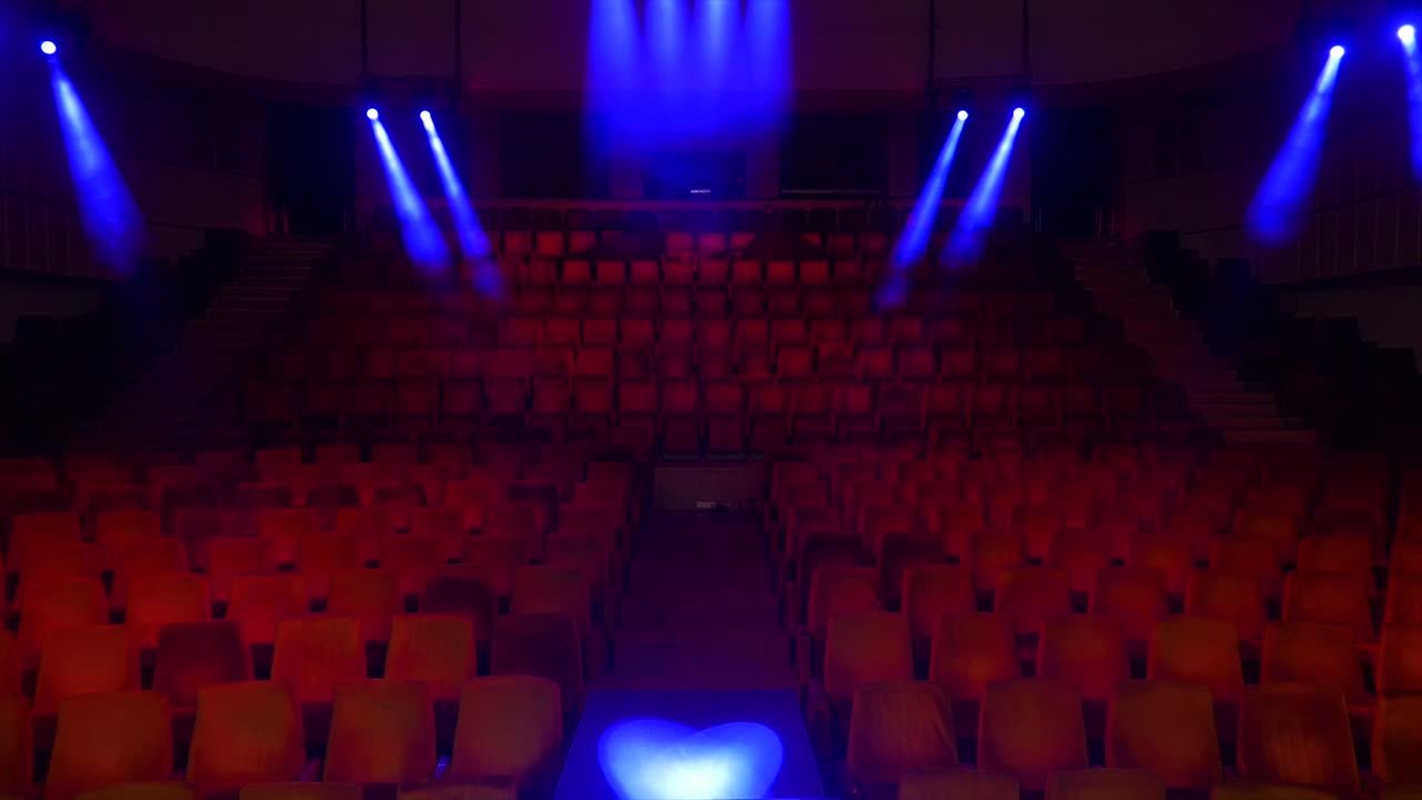 Teatro vuoto con faretti blu