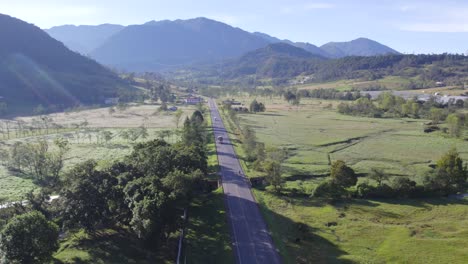 con cada momento que pasa, el paisaje se desarrolla en una impresionante exhibición de belleza natural.