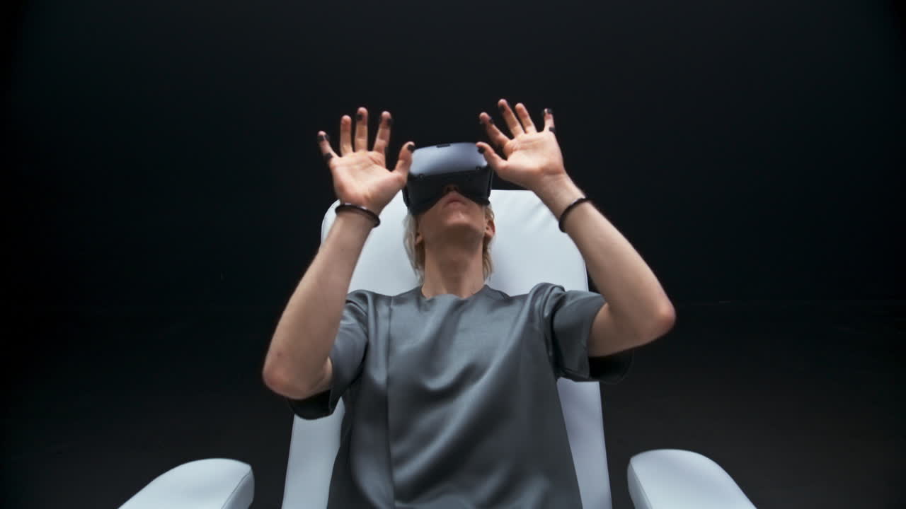 dispositivo futuro hipster guantes de sensor jugando metaverso. hombre explorando el ciberespacio