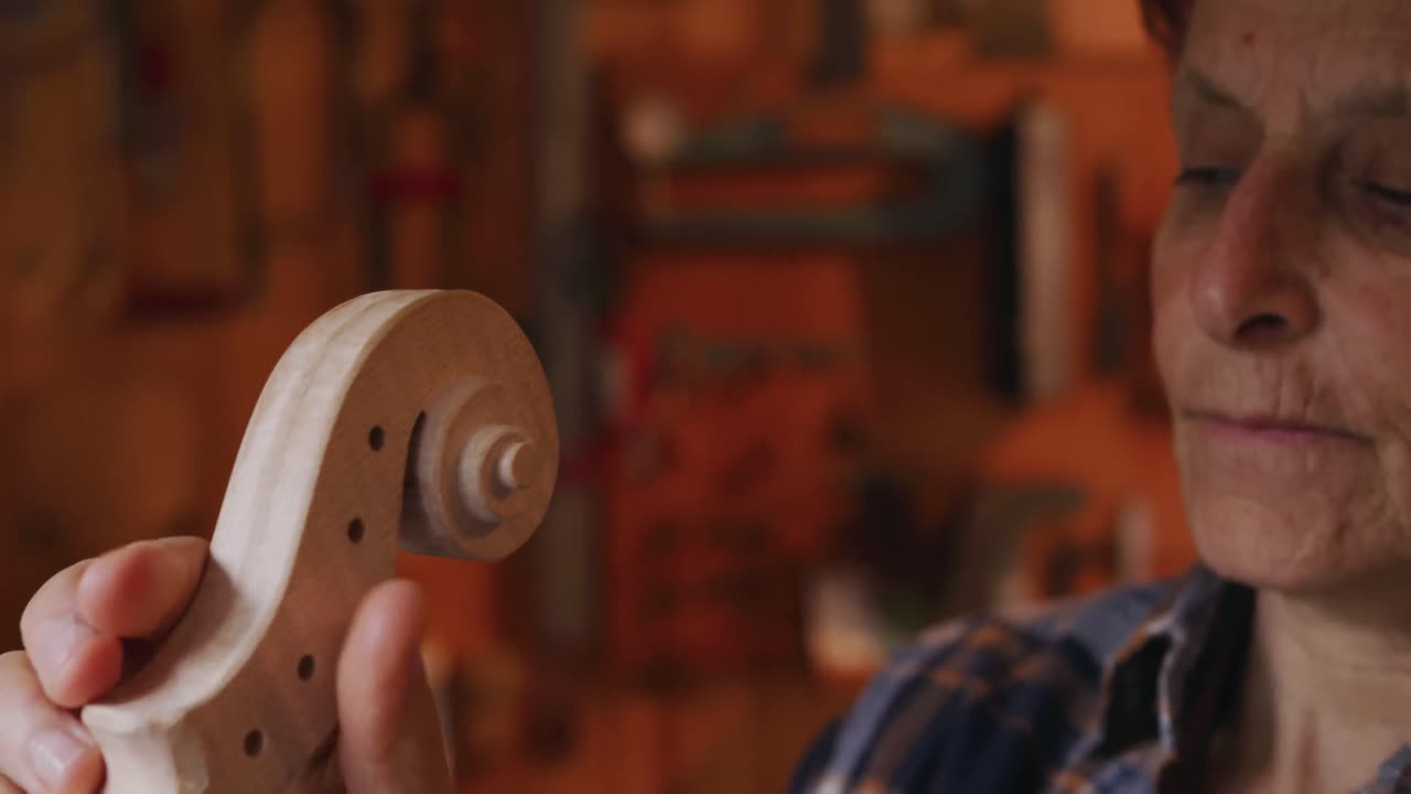 luthier femenina en el trabajo en su taller