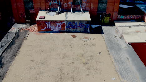panorámica sobre un edificio de ladrillos en un ingenio azucarero