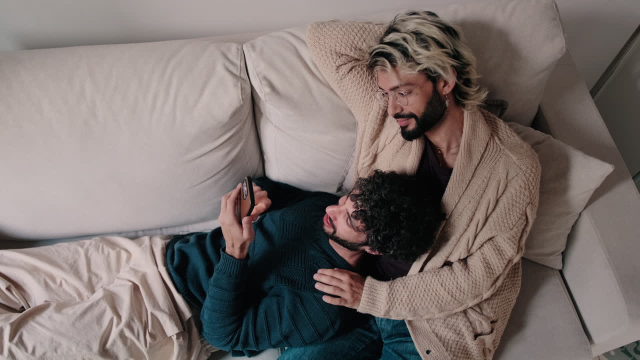 Coppia gay si rilassa insieme a casa