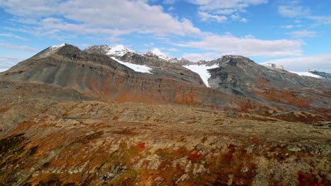 video aéreo de 4k 60fps del paso de thompson, en el camino a valdez, alaska