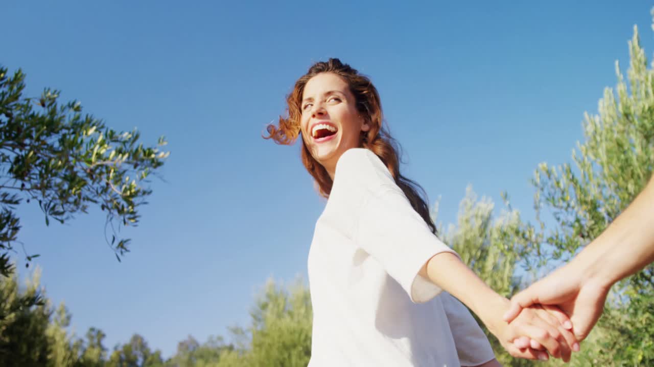 올리브 농장에서 즐겁게 지내는 행복한 커플 4k