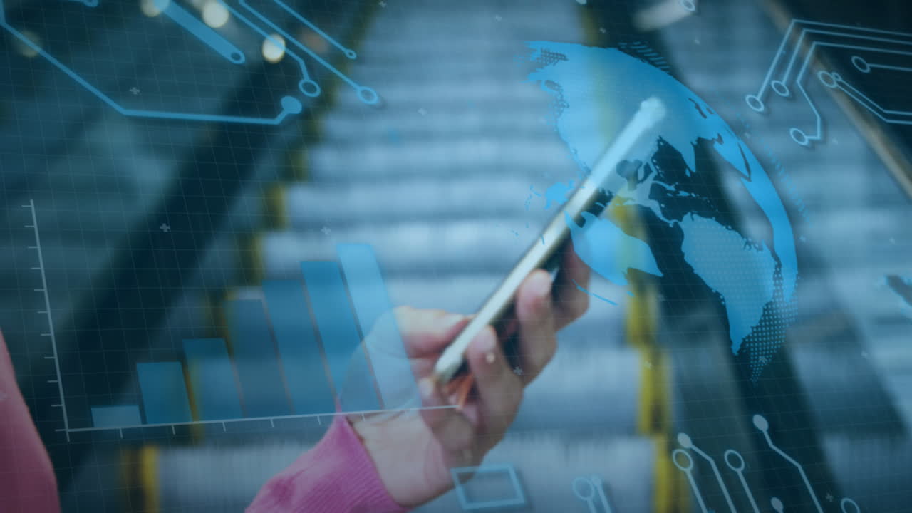 animación de globo, patrón de placa de circuito, sección media de una mujer caucásica desplazándose en el teléfono móvil