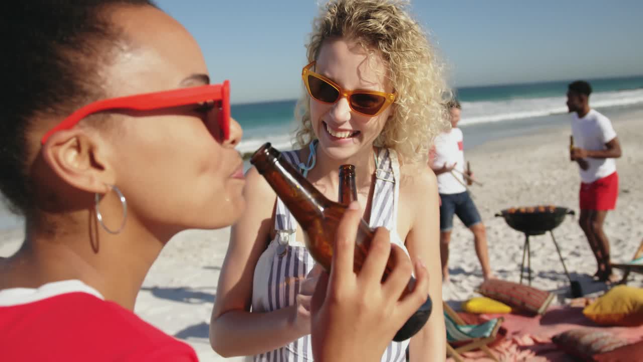 молодые взрослые друзья устраивают барбекю на пляже 4k