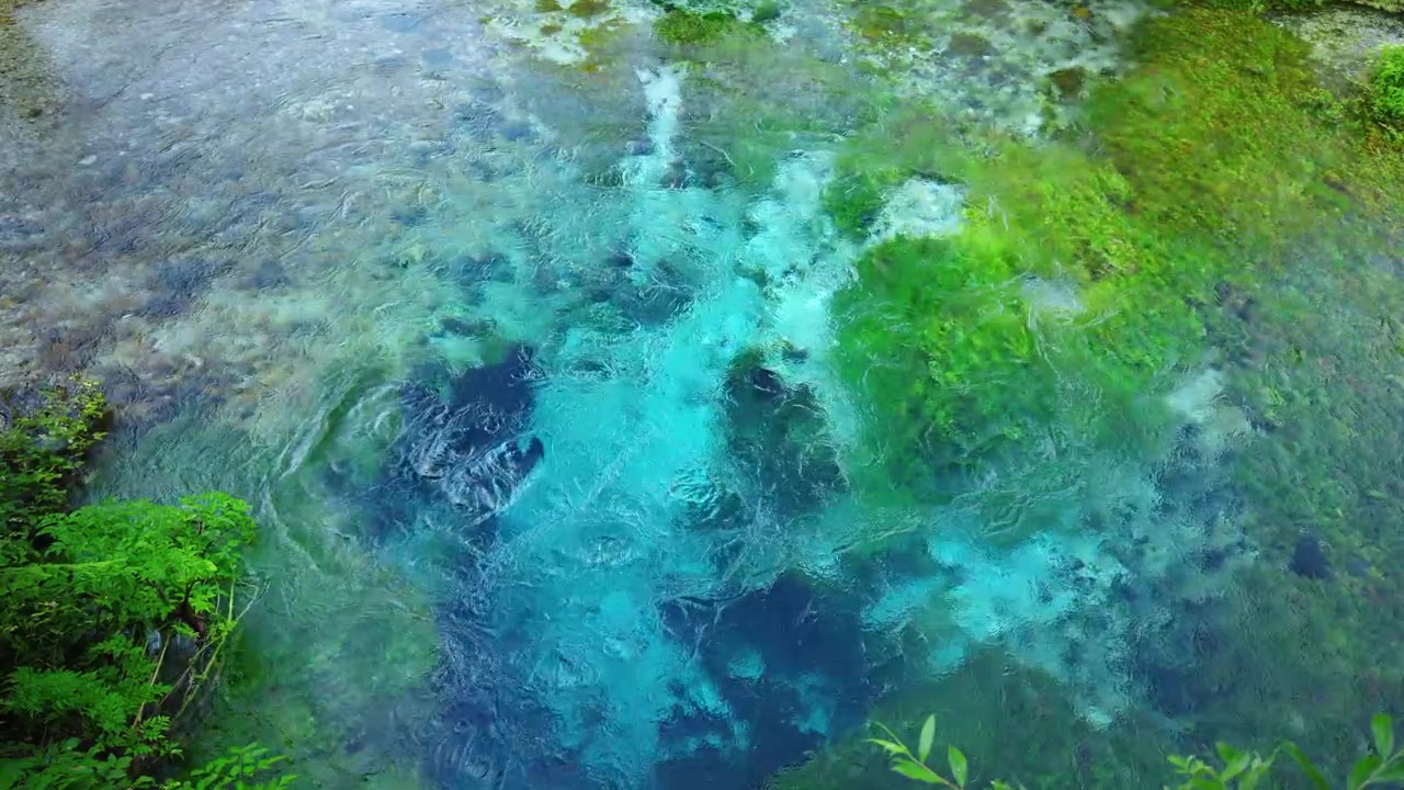 Sorgente dell'Occhio Blu in Albania con acqua turchese cristallina vista dall'alto.