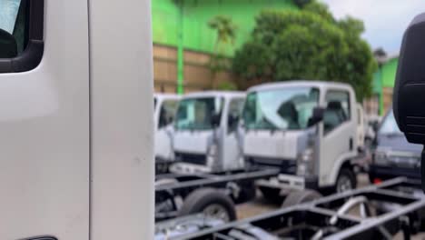 fila de vehículos sin carrocería están esperando el proceso de fabricación de carrocería