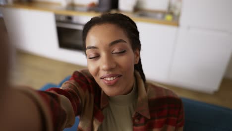 Pointe-of-View-Aufnahme-Eines-Afroamerikanischen-Mädchens,-Das-Lächelnd-Ein-Selfie-Macht-Und-Allein-Zu-Hause-In-Die-Kamera-Blickt
