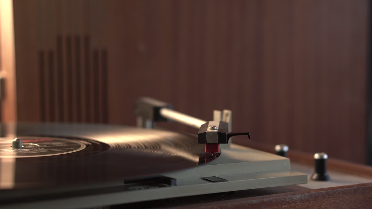1960 년대 그래모폰에서 빈티지 장기 플레이 비닐 레코드를 시작하여 4k를 클로즈업하십시오.