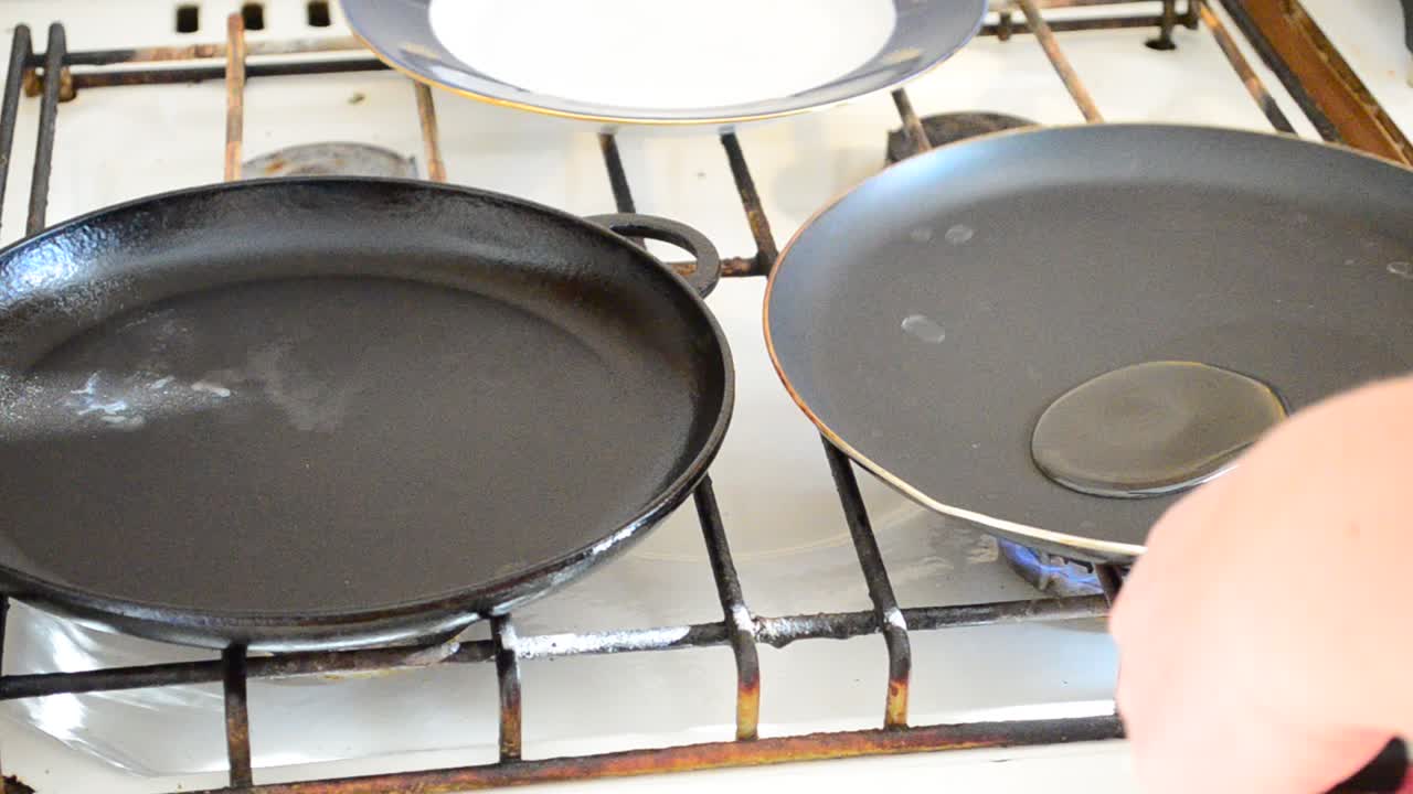Il cuoco prepara i pancake. Preparazione di pancake in cucina