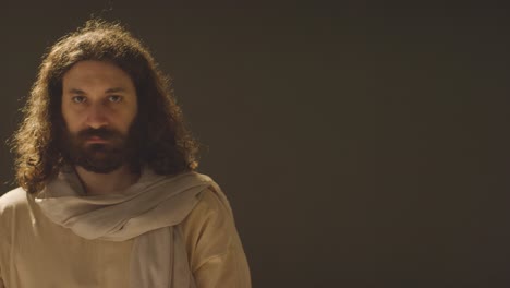 retrato de un hombre vestido con túnicas con cabello largo y barba que representa la figura de jesucristo 2