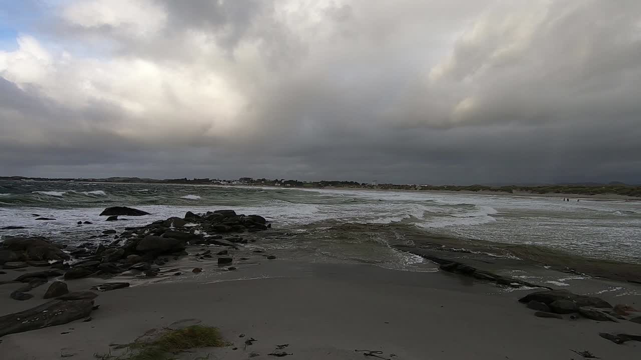 폭풍우 치는 오후 해변에서