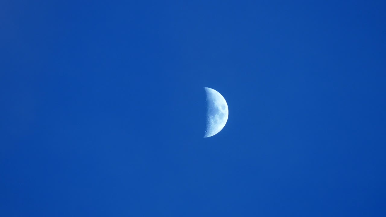 media luna y nubes en movimiento, nube y luna en el cielo azul,