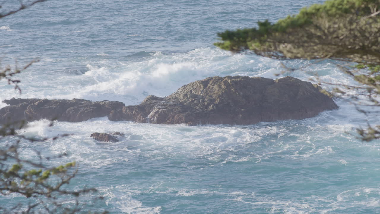 toma panorámica de las olas rompiendo a lo largo de las rocas del océano pacífico de big sur california