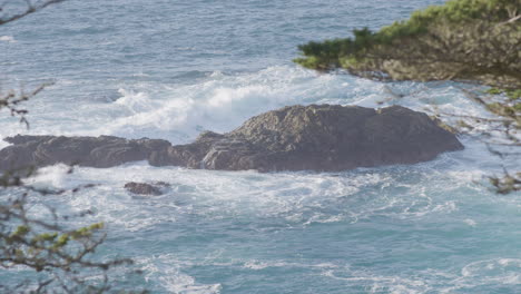 Schwenkschuss-Von-Wellen,-Die-Entlang-Der-Felsbrocken-Des-Pazifischen-Ozeans-Von-Big-Sur-California-Zusammenbrechen