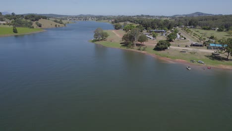 Wasserski-Auf-Den-Wassern-Von-Tinaburra-Mit-Park-Am-Seeufer-Im-Hintergrund