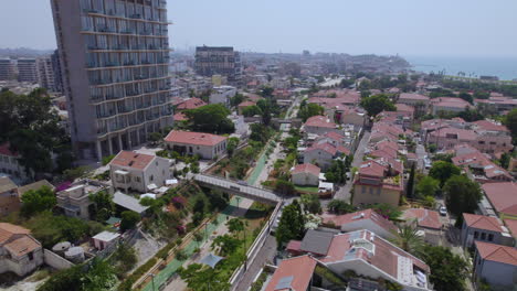 HaMesila-Park-on-a-very-hot-day-without-people-in-Neve-Tzedek-neighborhood,-Tel-Aviv-and-Jaffa-in-the-background