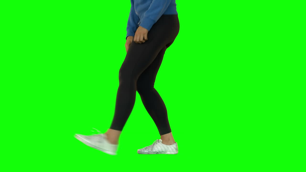 다리를 펴고 서 있는 건강한 여자