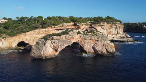 Arco-De-Roca-De-Es-Pontas-Volando-Lateralmente