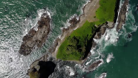 Vista-Aérea-De-Arriba-Hacia-Abajo-De-La-Isla-De-Little-James-Océano-Pacífico-Washington,-El-Dron-Revela-La-Belleza-Inexplorada-De-La-Madre-Tierra,-El-Paisaje-No-Contaminado-De-La-Naturaleza-Salvaje