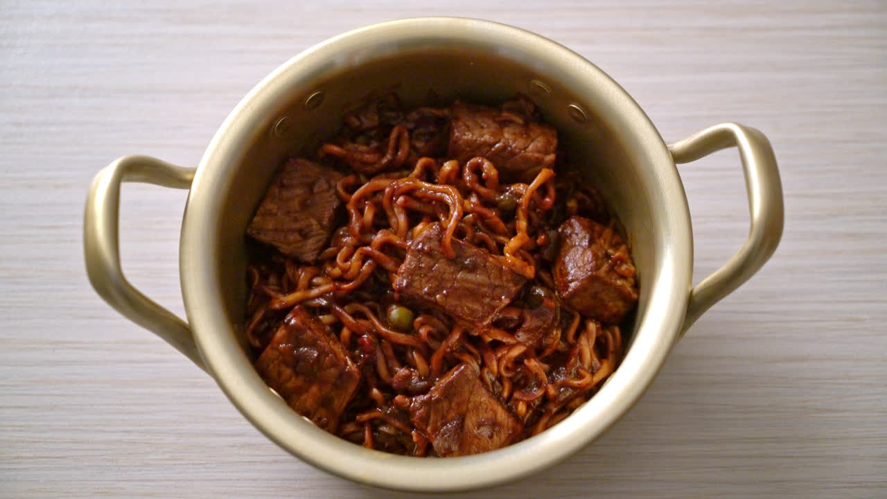 jjapaguri o chapaguri, fideos picantes de frijoles negros coreanos con carne de res - estilo de comida coreana