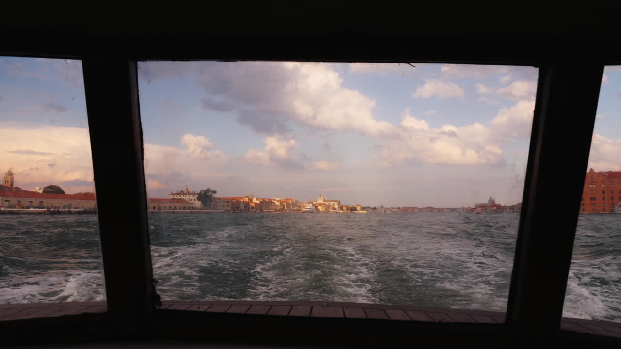 paisagem urbana veneziana através da janela do barco
