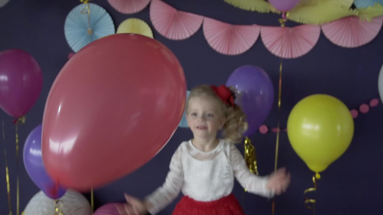 feliz cumpleaños chica con globos