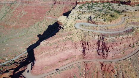 Antena-Como-Un-Coche-Viaja-Por-La-Peligrosa-Carretera-De-Montaña-De-Moki-Dugway-Desierto-De-Nuevo-México-Suroeste-2