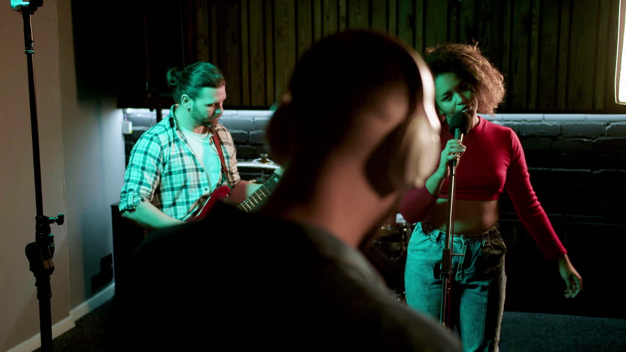 스튜디오에 있는 음악 그룹