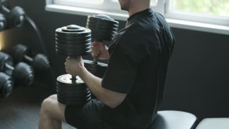 hombre trabajando con pesas en un gimnasio