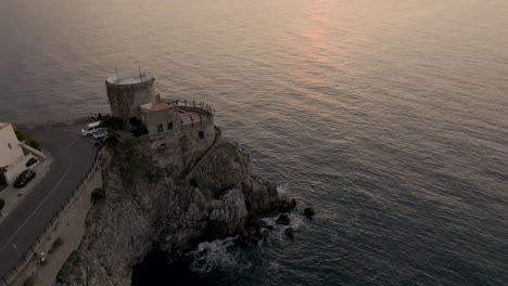 Amalfi,-Italien-Bei-Sonnenaufgang-Mit-Drohnenvideo-Bei-Sonnenaufgang-Mit-Enthüllung-Von-Schloss-Und-Meer