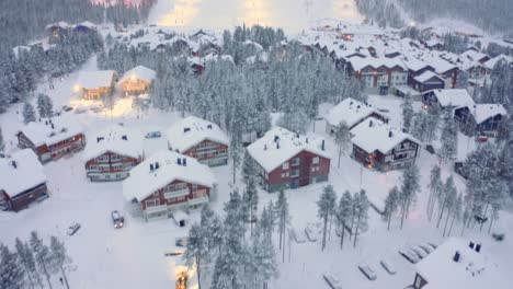 drohnenantenne kippt auf skihütten, hotels, pisten, levi, finnisches skigebiet