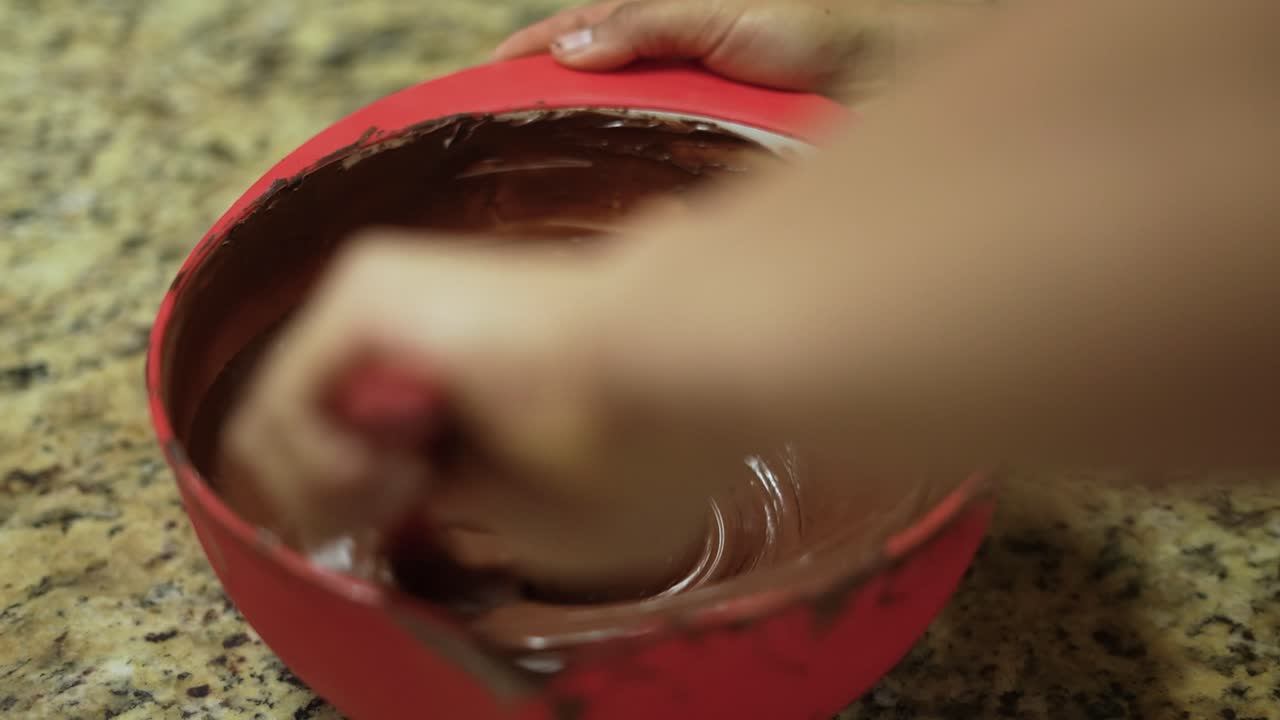 cuenco con chocolate derretido pastelero preparar premium artesanal