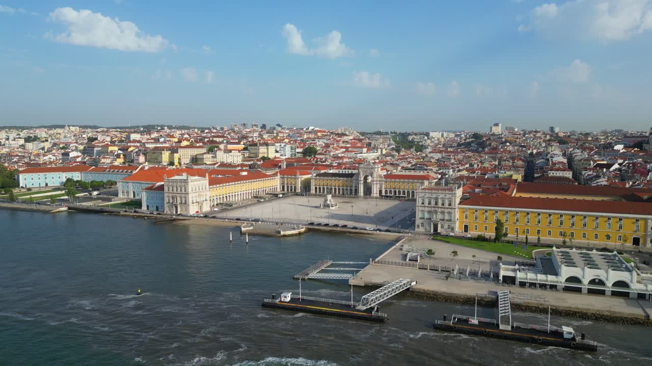 Vista aerea del fiume Tejo, con un traghetto che arriva al terminal e vola verso Terreiro do Paço con la città di Lisbona sullo sfondo, Portogallo