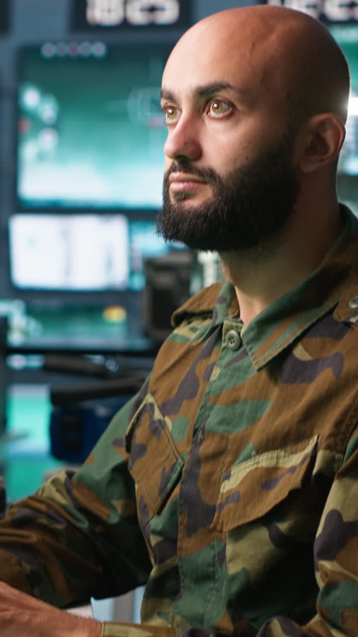 Video verticale. Specialista dell'esercito che impiega tecnologia AI per migliorare i sistemi di guerra militari.