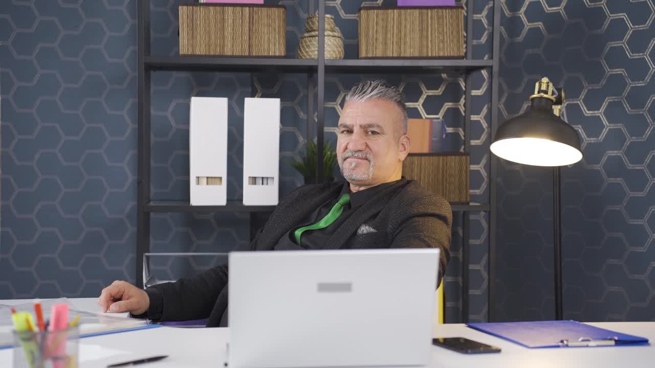 homem de negócios desmotivado, infeliz e entediado.