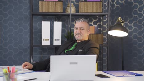 hombre de negocios desmotivado infeliz y aburrido.
