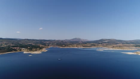 Lago-Azul-En-Lo-Alto-De-Las-Montañas