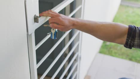 Hombre-Discapacitado-Caucásico-En-Silla-De-Ruedas-Abriendo-La-Puerta-De-Su-Casa